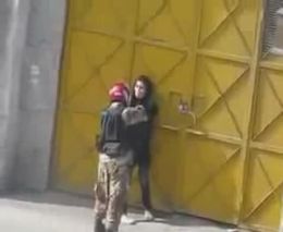 Иранский полицейский бъет девушку (505.147 KB)