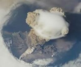 Извержение вылкана вид из космоса (796.950 KB)