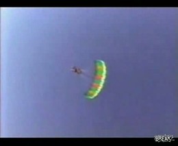 Перенервничал после первого прыжка с парашюта (2.710 MB)