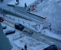 В Петербурге нива убирает снег (2.106 MB)