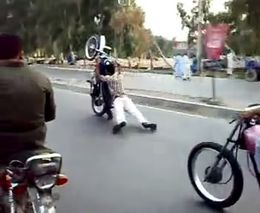 Сумасшедший пакистанский мотоциклист (3.948 MB)