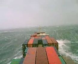 Огромный контейнеровоз и сильный шторм в 11 баллов (7.396 MB)