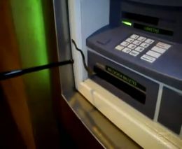 В банкомате могут быть не только деньги... (2.468 MB)