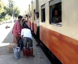 Как садятся на поезд в Бирме (5.353 MB)