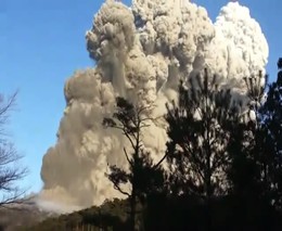 Начал извергаться вулкан Sinmoe в Японии (5.625 MB)