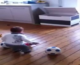 Ребенок играет в футбол (1.000 MB)