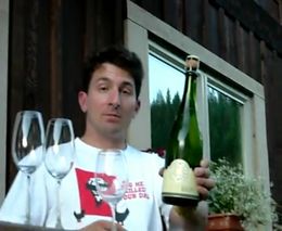 Как открыть шампанское с помощью бокала (1.967 MB)