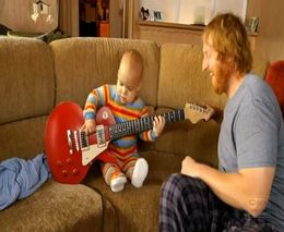 Малыш играет на гитаре (5.900 MB)