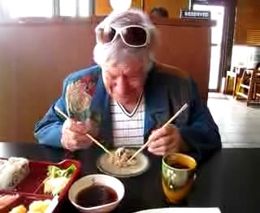 Бабуля первый раз ест суши (2.645 MB)