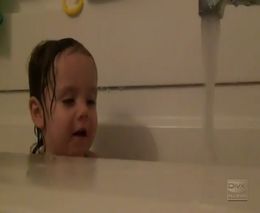 Малыш первый раз увидел кран в ванне (5.091 MB)