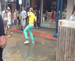 Смешной парень устроил танцы на улице (3.519 MB)