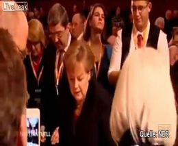 Ангелу Меркель облили пивом (2.141 MB)