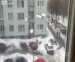 Падение снега на автомобиль (1.163 MB)