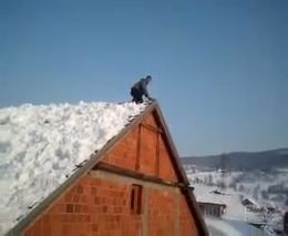 Сумасшедший прыжок с крыши в снег (1.584 MB)