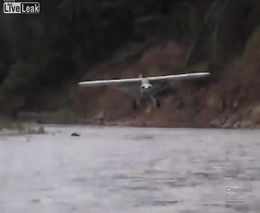 Приземление самолета на речку в Аляске (5.426 MB)