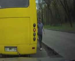 Водитель автобуса выкинул нетрезвого пассажира (3.113 MB)