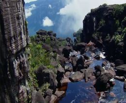 Очень красивый горный водопад (10.599 MB)