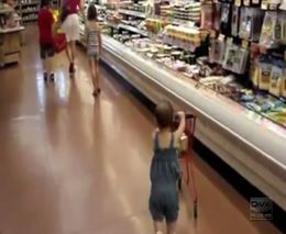 Самостоятельный малыш в супермаркете (4.802 MB)