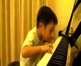 Ребенок невероятно играет на пианино (11.178 MB)