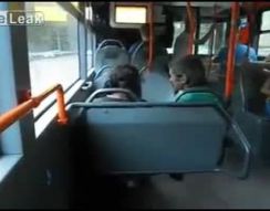 Парень издевается над алкашами в автобусе (3.747 MB)