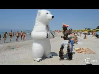 Парень в костюме белого медведя пристает к девушкам (12.048 MB)