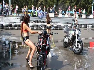 Девушка в бикини моет мотоцикл (2.457 MB)