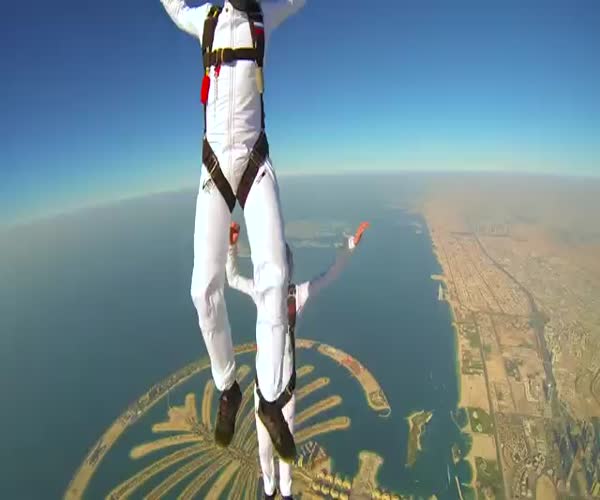 Удивительные трюки в небе над Дубаем (10.036 MB)