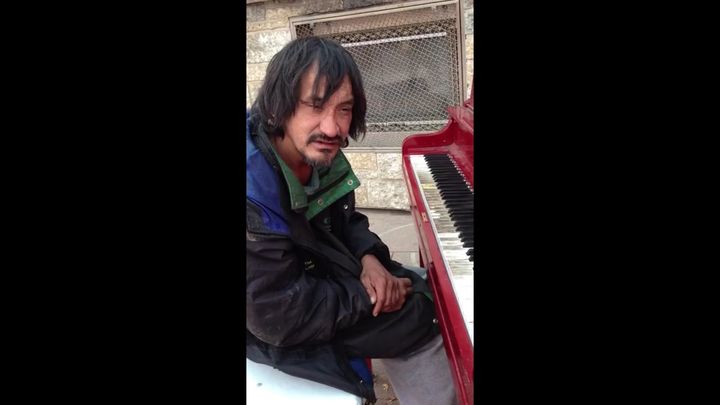 Бездомный играет мелодию собственного сочинения (8.811 MB)