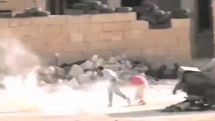 Мальчик вывел девочку из под огня в Сирии (4.880 MB)