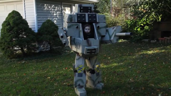 Отец сделал сыну костюм робота (9.667 MB)