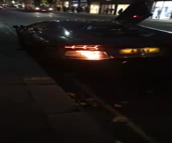 Lamborghini Aventador неожиданно загорелся (2.945 MB)
