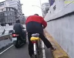 Пьяный мужик на велосипеде (6.320 MB)