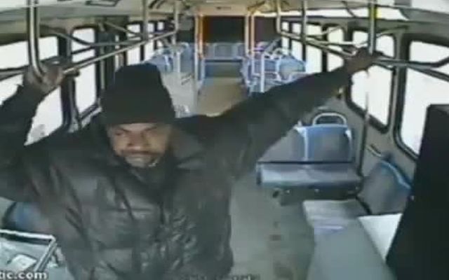 Водитель вышвырнул пьяного негра из автобуса (4.629 MB)