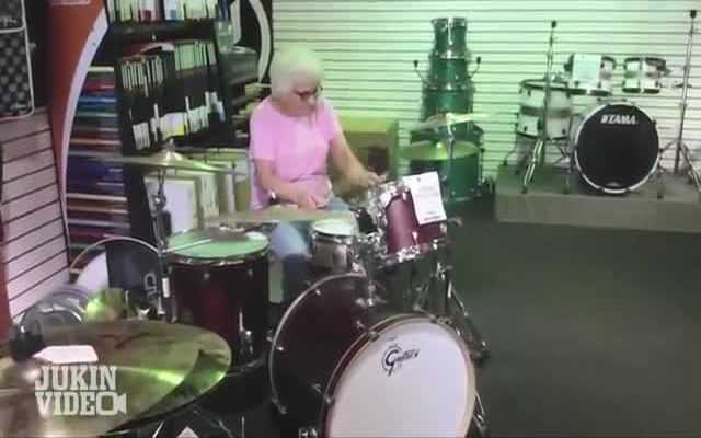 Бабка играет на барабанах (5.377 MB)