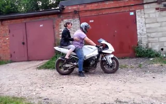 Пьяная девушка и мотоцикл (1.704 MB)