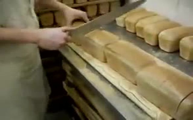 Парень круто режет хлеб (2.890 MB)
