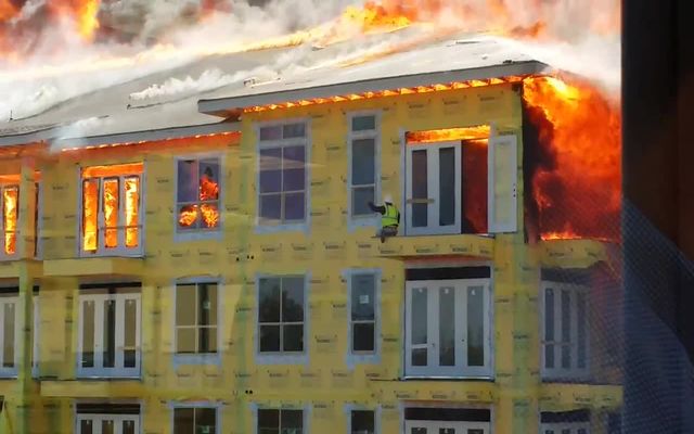 Спасение строителя из горящего здания (10.392 MB)