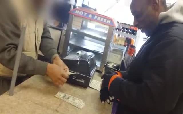 Парень подарил бездомному выигрышный лотерейный билет (12.179 MB)