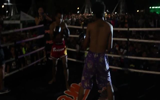 Преступников заставили выйти на ринг против тайского боксера (8.019 MB)