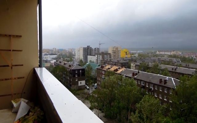 Ветер срывает крыши в Южно-Сахалинске (3.884 MB)