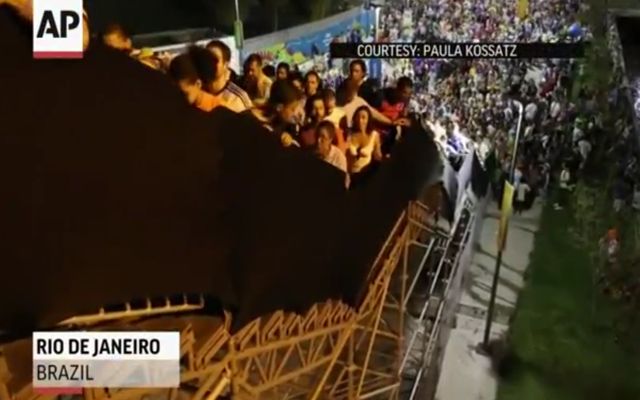 Опасная деревянная лестница на бразильском стадионе (2.249 MB)