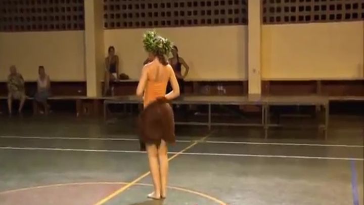 Девушка трясет попкой в таитянском танце (8.601 MB)