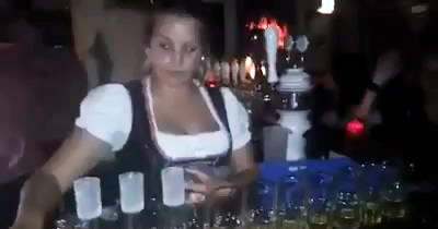 Симпатичная барменша делает коктейль (6.325 MB)