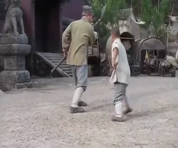 Мальчик учит Джеки Чана обращаться с лопатой (8.590 MB)