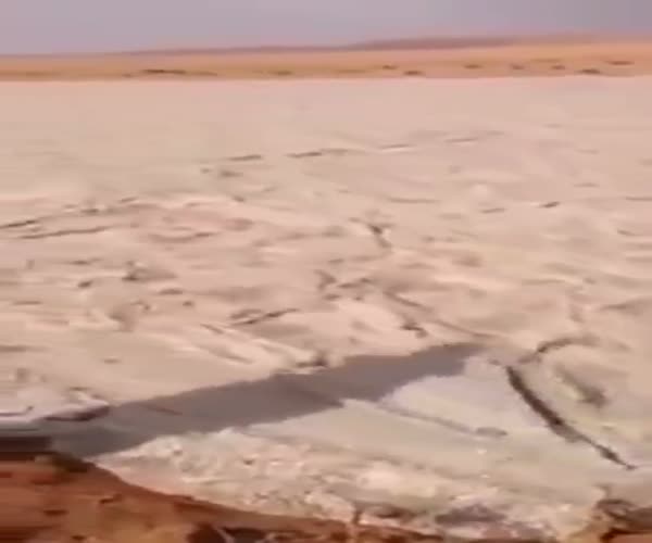 Река из песка в Саудовской Аравии (6.721 MB)