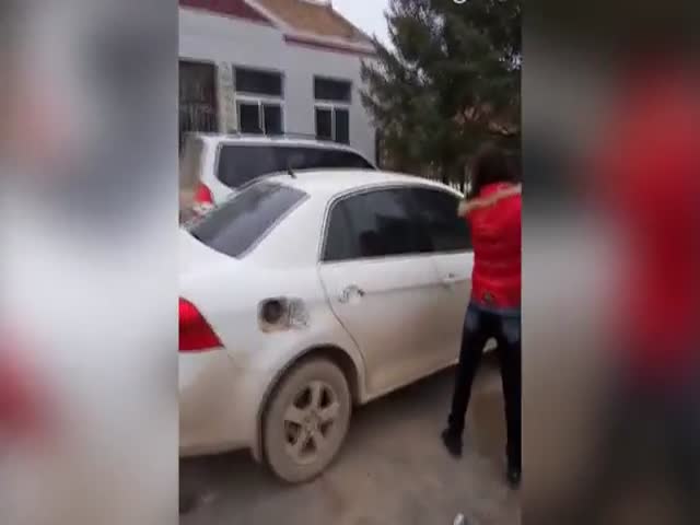 Китаянка уничтожает машину мужа-изменника (8.685 MB)