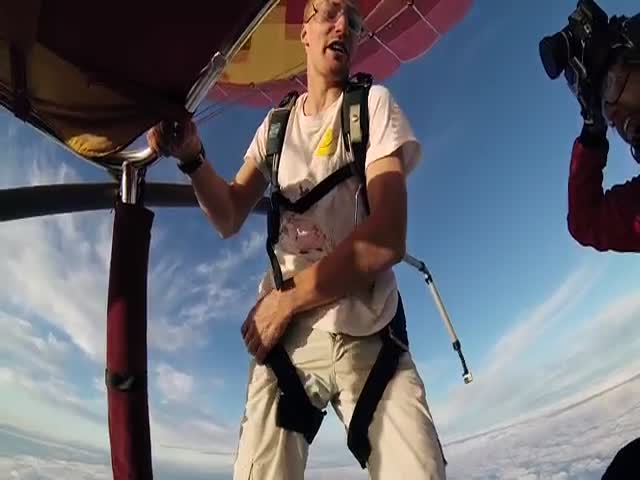 Парень прыгнул с воздушного шара без парашюта (12.180 MB)