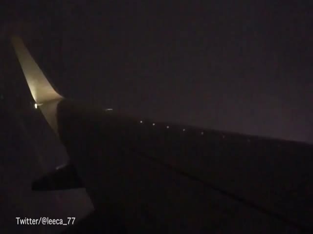 Вид на молнии из пассажирского самолета (1.784 MB)