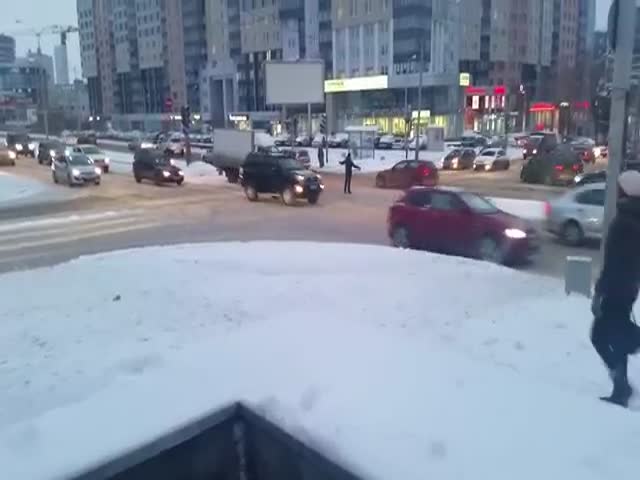 Парень регулирует движение на перекрестке в Екатеринбурге (12.406 MB)