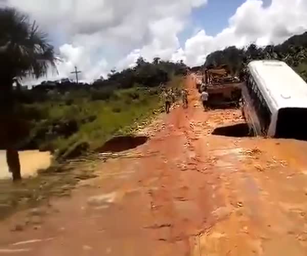 В Бразилии автобус провалился в реку (11.251 MB)